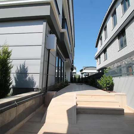 شقة New Flat&large Living Space 2-4 Near By Lara *